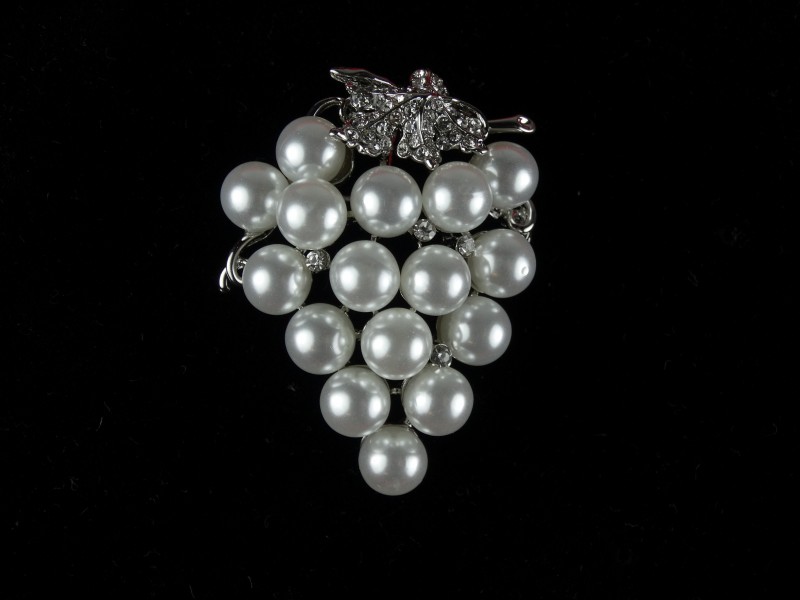 Brosa argintie - struguri din perle si cristale