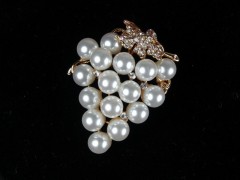 Brosa aurie - struguri din perle si cristale