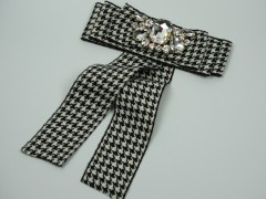 Brosa funda alb negru