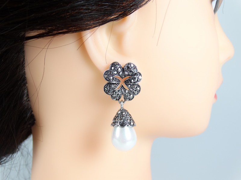 Cercei model floral cristale gri antracit si perle