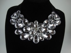 Colier cristale albe model floare