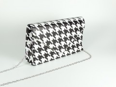 Geanta tip plic forme geometrice alb negru