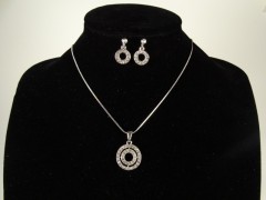 Set lantisor si cercei argintiu cerculete si cristale