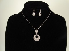 Set lantisor si cercei argintiu si cristale