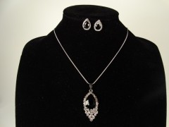 Set lantisor si cercei argintiu si cristale negre