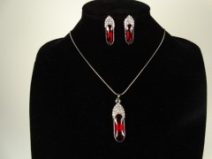 Set lantisor si cercei argintiu si cristale rosii ovale