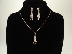 Set lantisor si cercei auriu si cristale negre