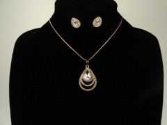 Set lantisor si cercei auriu si cristale para