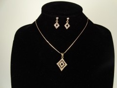 Set lantisor si cercei auriu si cristale romb