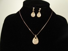 Set lantisor si cercei auriu si cristale