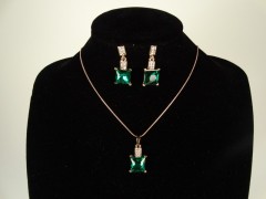 Set lantisor si cercei auriu si cristale verzi patrate