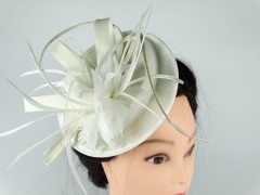 Voaleta - palarie model floral din pene alb ivory